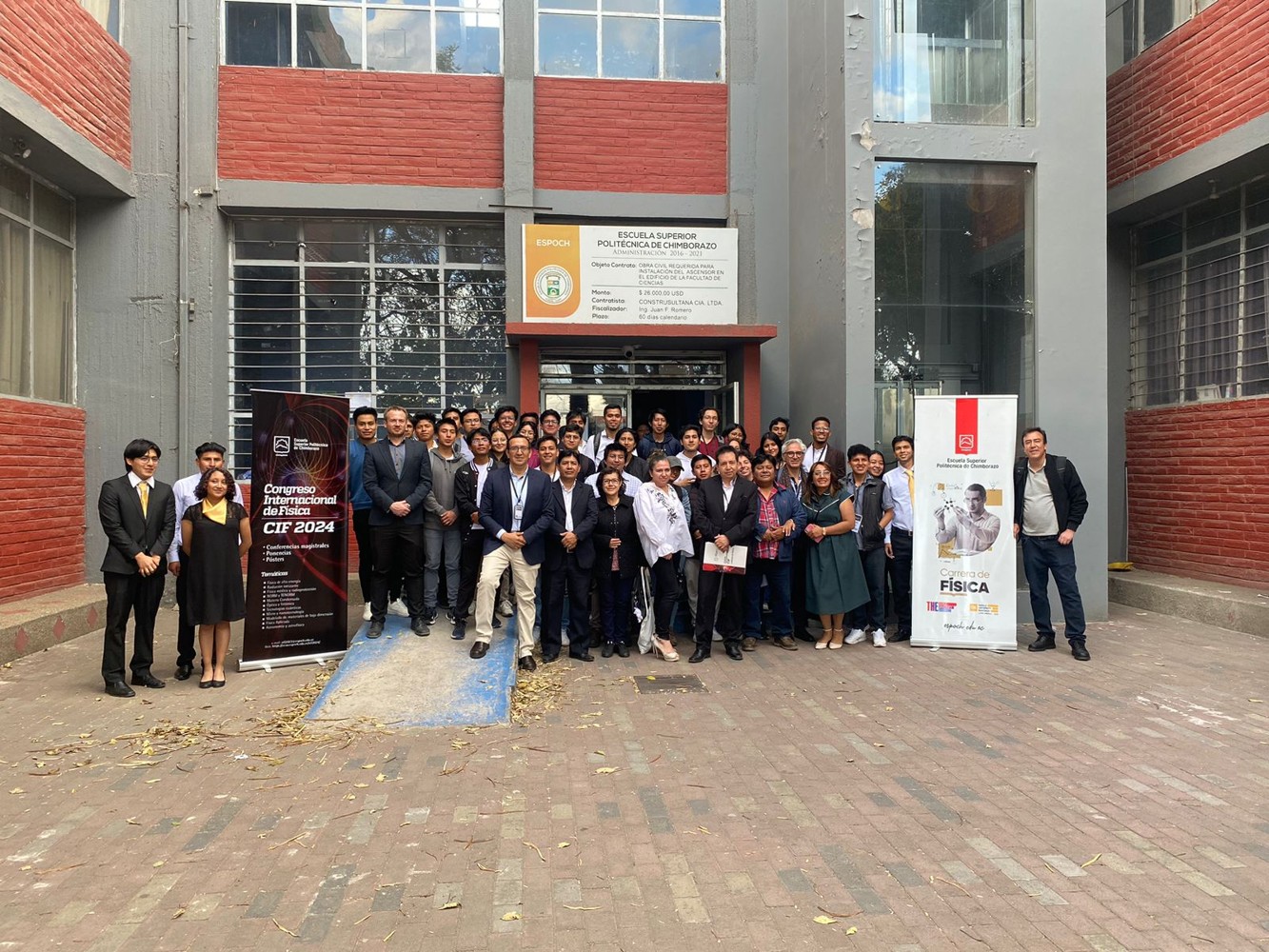Fotografía de memoria del Congreso de Física en exteriores institucionales